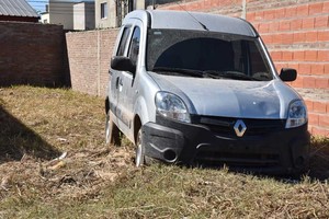 ELLITORAL_244516 |  Flavio Raina El utilitario Renault Kangoo sustraído el domingo 7 de abril apareció al otro día en Alvear al 8800, en la zona norte de Santa Fe.