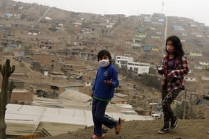 ELLITORAL_321890 |  dpa 27/08/2020 Dos niños con mascarilla caminan por la barriada de Villa Maria del Triunfo, Lima, en medio de la pandemia del coronavirus. SALUD SUDAMÉRICA PERÚ LATINOAMÉRICA INTERNACIONAL MARIANA BAZO / ZUMA PRESS / CONTACTOPHOTO