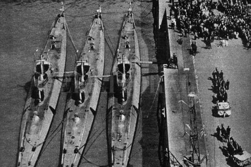 ELLITORAL_328563 |  Gentileza Una imagen que marcará la historia de la Armada Argentina, los tres submarinos en el puerto de Santa Fe.