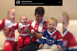 Gentileza Cabezón  feliz. Pero quizás lo sea más, si además de lugar con sus hijos, acuerda con Unión para convertirse en secretario técnico del club del cual (según la foto) indiscutiblemente es hincha.