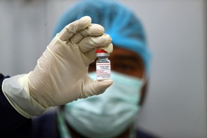 ELLITORAL_402784 |  Gentileza (210907) -- EL CAIRO, 7 septiembre, 2021 (Xinhua) -- Imagen del 6 de septiembre de 2021 de un trabajador mostrando una vacuna contra la COVID-19 producida en una fábrica VACSERA, en Giza, Egipto. Las fábricas de la empresa estatal de producción de vacunas de Egipto han trabajado sin parar durante los últimos meses para fabricar localmente millones de dosis de la vacuna desarrollada por el laboratorio chino Sinovac, ya que el país árabe más poblado espera convertirse en un centro regional para la producción y exportación de vacunas. (Xinhua/Ahmed Gomaa) (oa) (ra) (vf)