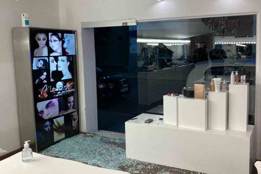 ELLITORAL_395048 |  Gentileza Los delincuentes rompieron a patadas la puerta del local, sustrajeron un televisor Led y fugaron a bordo de una motocicleta.