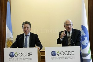 ELLITORAL_230426 |  Ministerio de Hacienda El ministro de Hacienda, Nicolás Dujovne, en París con Ángel Gurría, secretario general de la Ocde.