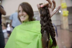 ELLITORAL_410672 |  Archivo El Litoral Una mujer muestra un mechón de cabello donado para pacientes oncológicos. La foto es sólo ilustrativa.