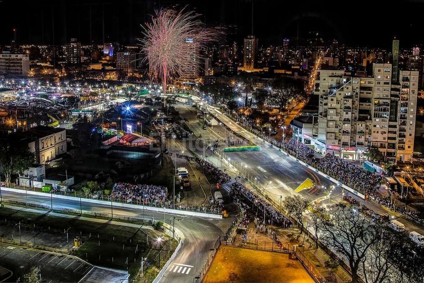 ELLITORAL_160650 |  Gentileza Municipalidad de Santa Fe Postal. El intendente Corral tuiteó esta foto y se encargó en persona de mostrársela a los periodistas durante la conferencia de prensa, para describir la belleza de la ciudad durante la carrera nocturna.