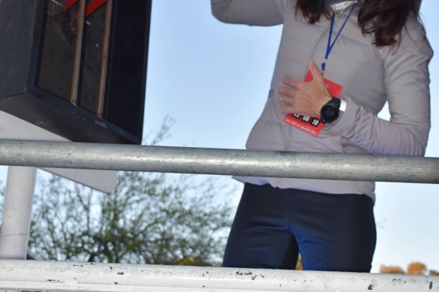 ELLITORAL_263563 | Agrupación Ñandu Emblemático. Gabriela Sabattini tocó la campana de largada ovacionada por corredores y espectadores.