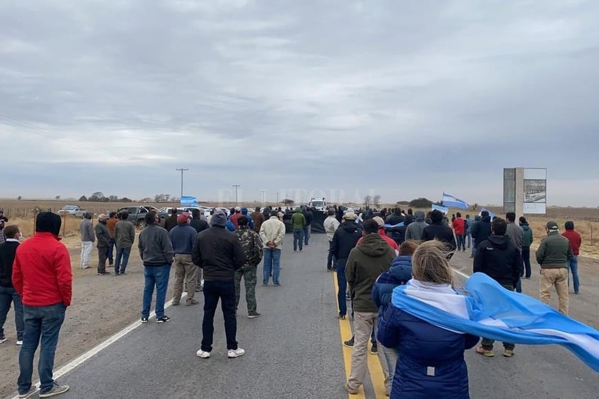 ELLITORAL_324224 |   En el límite de Córdoba y San Luis los productores piden  que los dejen trabajar .