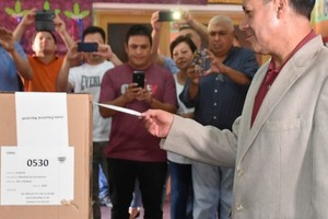 ELLITORAL_236527 |  Agencia El gobernador Casas en el momento de emitir su voto. Hubo un largo silencio oficial luego de cerrado el comicio.