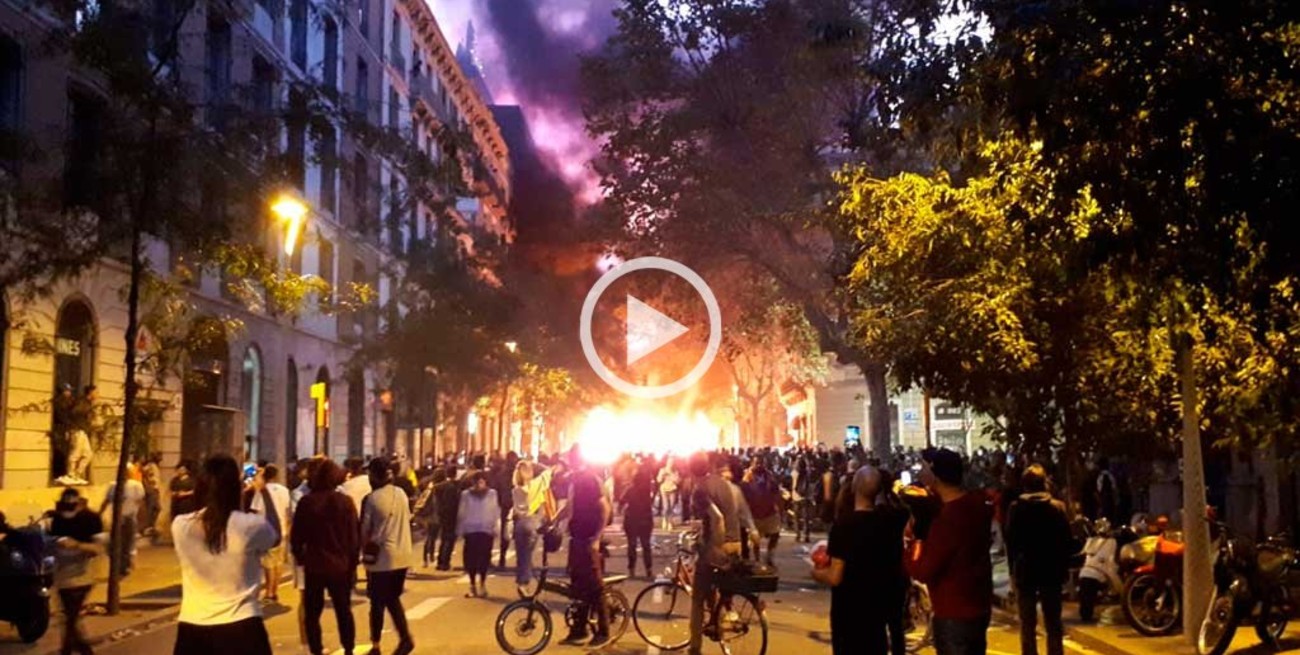 Manifestantes independentista se enfrentan con piedras y botellas a la policía en Barcelona