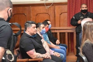 ELLITORAL_342499 |  Manuel Fabatía Los cuatro imputados fueron trasladados a tribunales bajo un fuerte cordón policial.