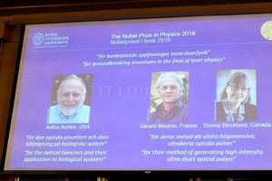 ELLITORAL_224760 |  Internet Ashkin fue galardonado por  las pinzas ópticas y sus aplicaciones en los sistemas biológicos , explicó la Academia. Mourou y Strickland reciben el premio  por su método para generar pulsos ópticos ultracortos de alta intensidad .