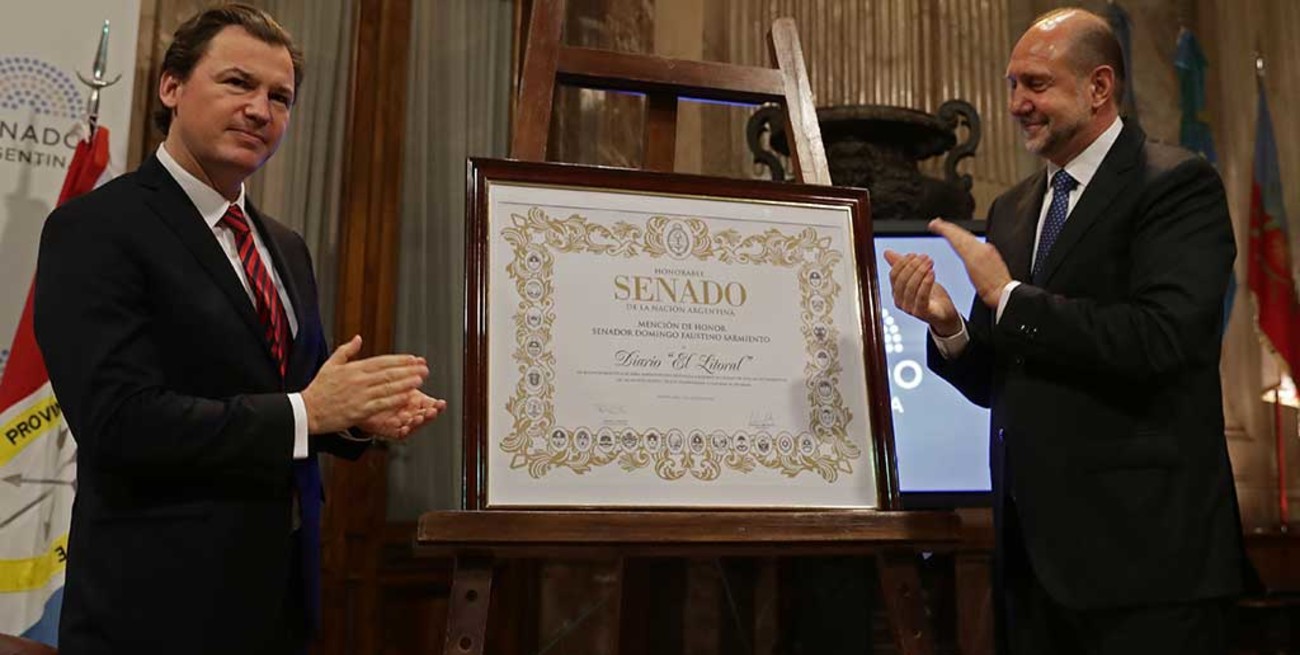 Perotti entregó la máxima distinción del Senado a El Litoral