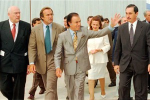 Archivo El Litoral Carlos Menem junto a Carlos Reutemann y Jorge Obeid en Franck, en la inauguración de obras de la empresa láctea, en diciembre de 1995.