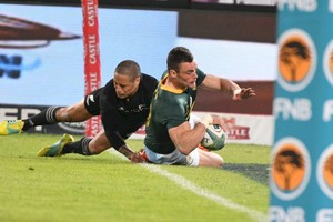 ELLITORAL_263164 |  dpa Jessie Kriel a punto de apoyar un ensayo sudafricano, pese al esfuerzo del neozelandés Aaron Smith. Ambos estarán presentes en Yokohama.
