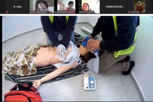 Gentileza Los alumnos practican en modo virtual reanimación cardiopulmonar y también evaluaciones clínicas a través de la toma de signos vitales.