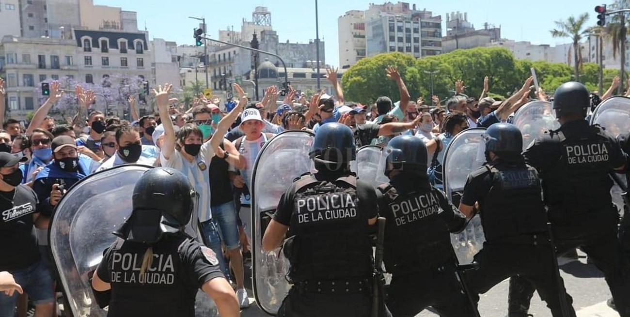 Incidentes entre la policía y la gente que fue al velatorio de Maradona