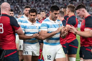 Prensa UAR /Juan Gasparini El momento del adiós. De la Fuente, seguido por Orlando Ortega Desio, saludan a los ingleses, tras la derrota y eliminación en el Mundial de Japón. Después, sólo para la estadística, Los Pumas vencieron a Estados Unidos.