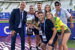 ELLITORAL_354211 |  Gentileza La familia Nepote posando con la copa y con Hernán Crespo, ya con la consagración consumada en el Mario Alberto Kempes.