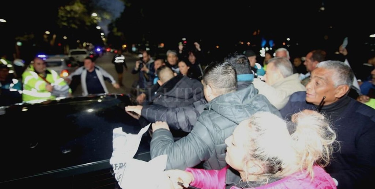 Manifestantes de ATE agredieron al intendente de Mendoza