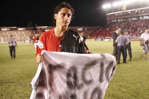 ELLITORAL_223882 |  Mercedes Pardo Giovanni Hernández se retira del campo de juego con un trapo alusivo, una noche en la que Colón apabulló a Banfield, ganándole por 3 a 0.