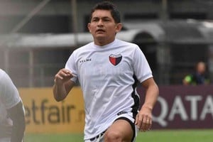 ELLITORAL_333716 |  Archivo No es titular, sí optimista. A pesar que el  Pulga  Luis Miguel Rodríguez no estaría, por ahora, entre los once del  Barba  para el domingo, le pone buena onda a este momento de Colón.