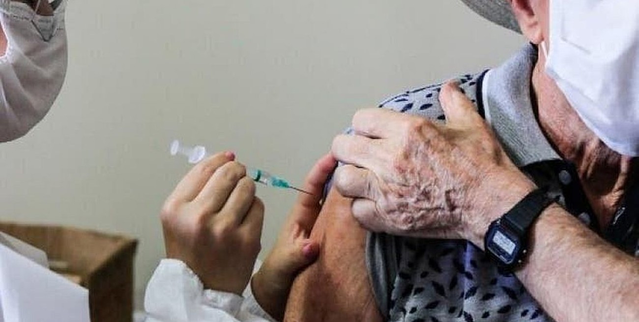 Brasil: denuncian que vacunaron a adultos mayores contra el covid con jeringas "vacías"