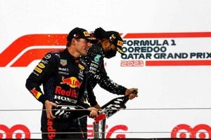 ELLITORAL_420109 |  Gentileza Verstappen y Hamilton, los grandes protagonistas de la temporada, en el podio de Qatar.