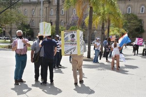 ELLITORAL_339463 |  Guillermo Di Salvatore Una protesta de cabañeros y guías de pesca de diferentes puntos de la provincia frente a Casa de Gobierno. Piden volver a trabajar.