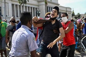 ELLITORAL_393139 |  Gentileza Miles de ciudadano cubanos se hicieron sentir en distintas localidades cubanas, bajo el lema  Patria y Vida .