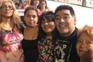 ELLITORAL_389531 |  Gentileza Maradona con sus 5 hermanas.