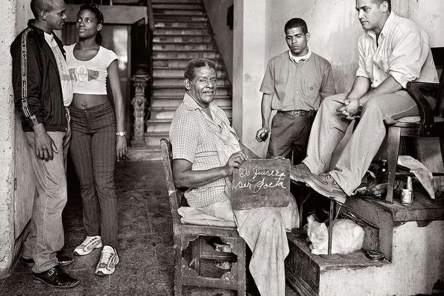 ELLITORAL_387082 |  Gentileza Martín Weber El lustrabotas de La Habana que quería ser poeta: la composición de las miradas demuestra la premisa de Weber: la fotografía es una construcción.