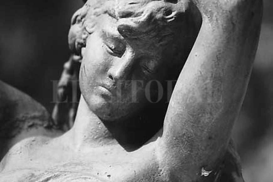 ELLITORAL_323483 |  Archivo El Litoral También en 2003, se robaron una de las estatuas de bronce que poseía la Plaza. Una pérdida irreparable.