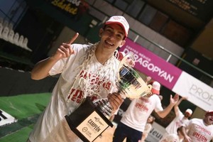 ELLITORAL_401705 |  Matías Nápoli Andrés Jaime y su alegría tras el título tatengue, con la Copa de la Liga Argentina y la red de uno de los aros.