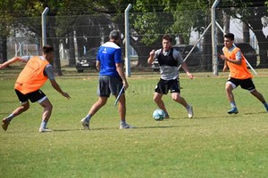 Gentileza La Opinión El plantel albiceleste hizo fútbol en el Predio del Autódromo. Del mismo participaron varios jugadores que están siendo observados por Otta, el DT de Atlético.