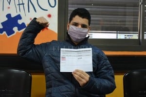 ELLITORAL_394543 |  Flavio Raina Diego, de 17 años, recibió su vacuna Moderna.