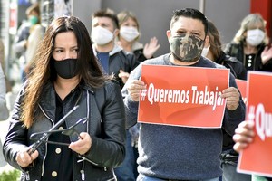 SCALZO Jose NOTICIAS ARGENTINAS MAR DEL PLATA
MAYO 23: Un grupo de comerciantes
de la ciudad de Mar del Plata
realizan un \"Percherazo\"
reclamando la reapertura de
locales en el marco del
aislamiento obligatorio decretado
por el coronavirus.
Foto NA: JOSE SCALZO