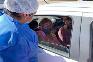 ELLITORAL_369230 |  Gentileza Protegidos. Los adultos mayores se van acercando al Samco de Santo Tomé para ser inoculados contra el coronavirus.