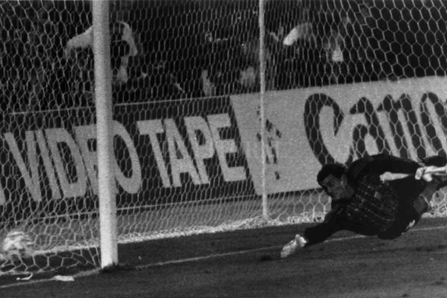 ELLITORAL_312382 |  El Litoral Estuvo cerca. Goycochea acertó, pero nada pudo hacer para contener el disparo de Brehme que sentenció la final.