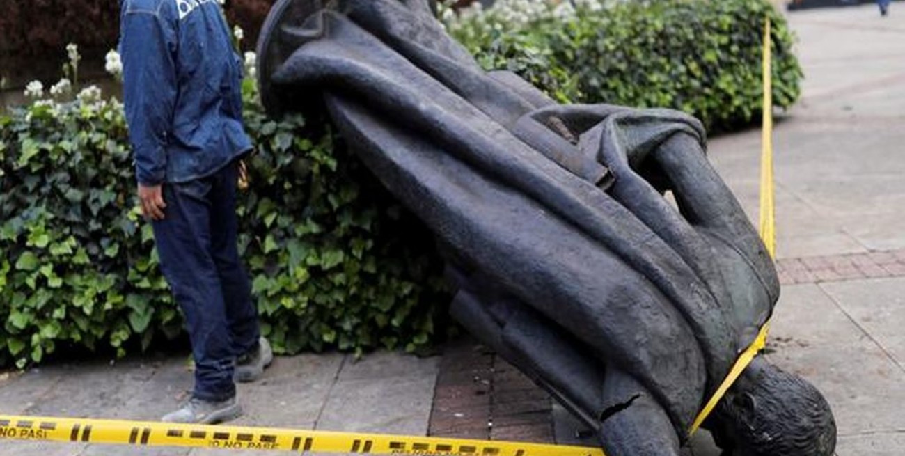 Indígenas colombianos derribaron una estatua de conquistador Gonzalo Jiménez de Quesada