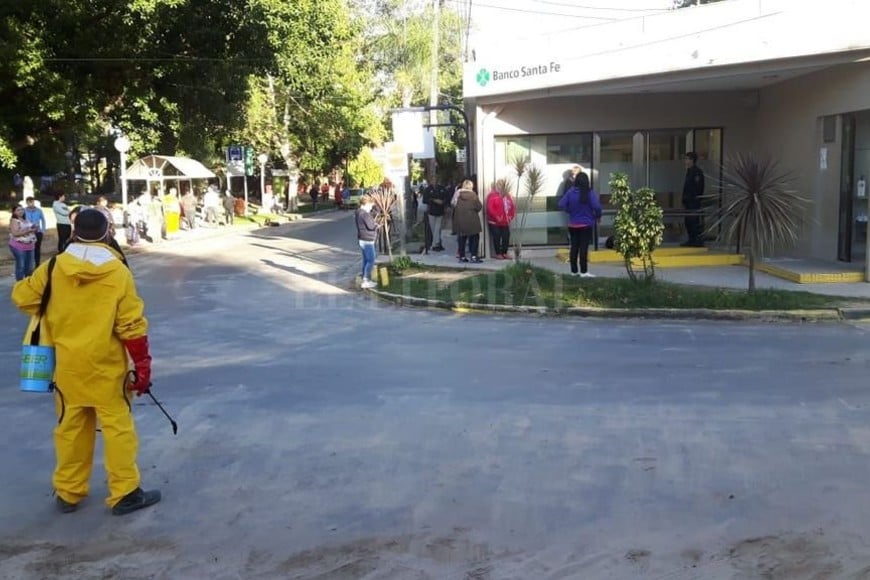 ELLITORAL_294300 | Gentileza Exhaustivos. Son los controles y la fumigación con agua clorada (como en la imagen) cuando como en este viernes, hubo acumulación de gente por la apertura de los bancos.