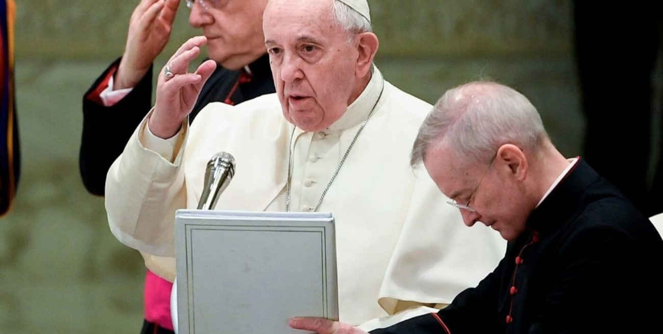 Para el Vaticano la ordenación de hombres casados "puede ser discutida en el futuro"