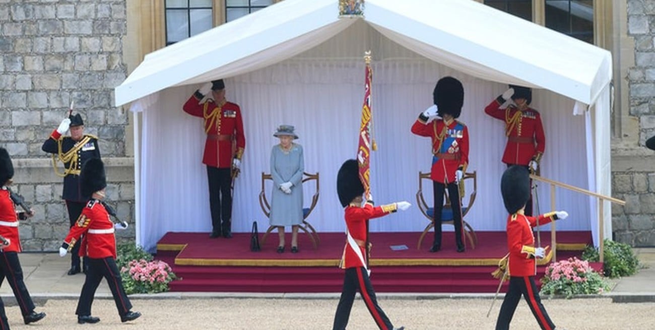 Isabel II celebra 95º cumpleños en el Trooping the Colour, acompañada por el duque de Kent