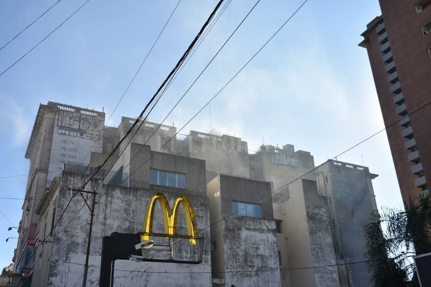 ELLITORAL_291874 |  Flavio Raina El humo que se registraba desde el techo del edificio.