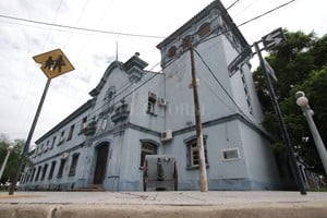 ELLITORAL_365143 |  Pablo Aguirre El edificio de la ex Guardia de Infantería Reforzada. Eran dos o tres camiones. El operativo  arreo  de civiles estaba extendido. Hacia allí los trasladaron aquella mañana del 24 de marzo de 1976.