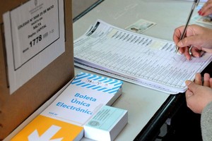 ELLITORAL_397326 |  Gentileza Los salteños votaron con la boleta única electrónica que cada ciudadano diseña según sus opciones por cada categoría electoral, luego imprime y deposita en la urna. La participación fue baja: 60% del padrón.