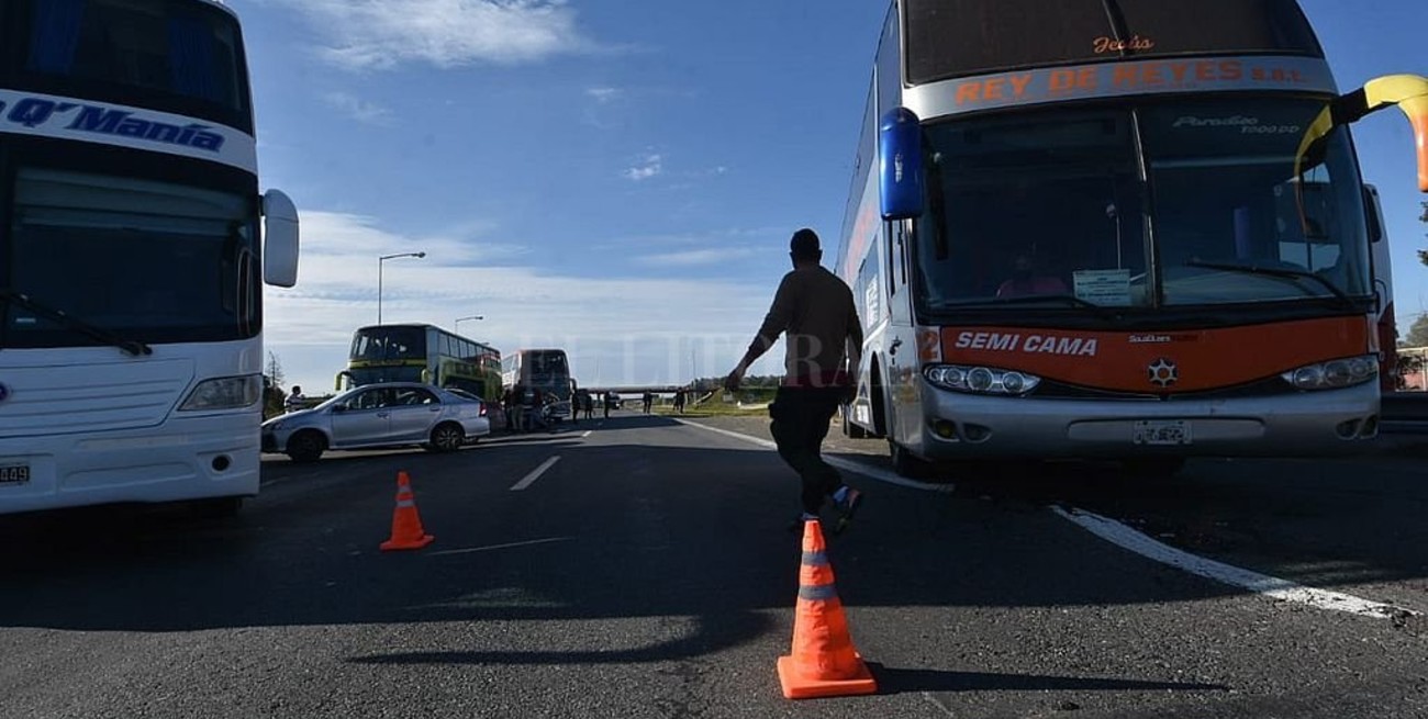 Transportistas de turismo cortarían la autopista a Rosario y también la Ruta 168