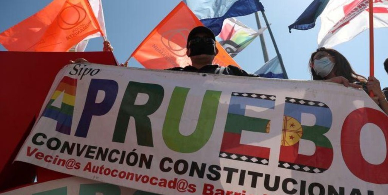 Chile decide bajo tensión social si reemplaza la "Constitución de Pinochet"