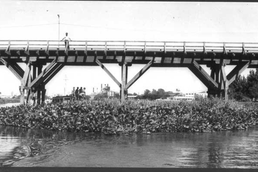 ELLITORAL_394582 |  Archivo El Litoral 1984. Un retrato del puente, cuando todavía estaba en condiciones de ser transitado.