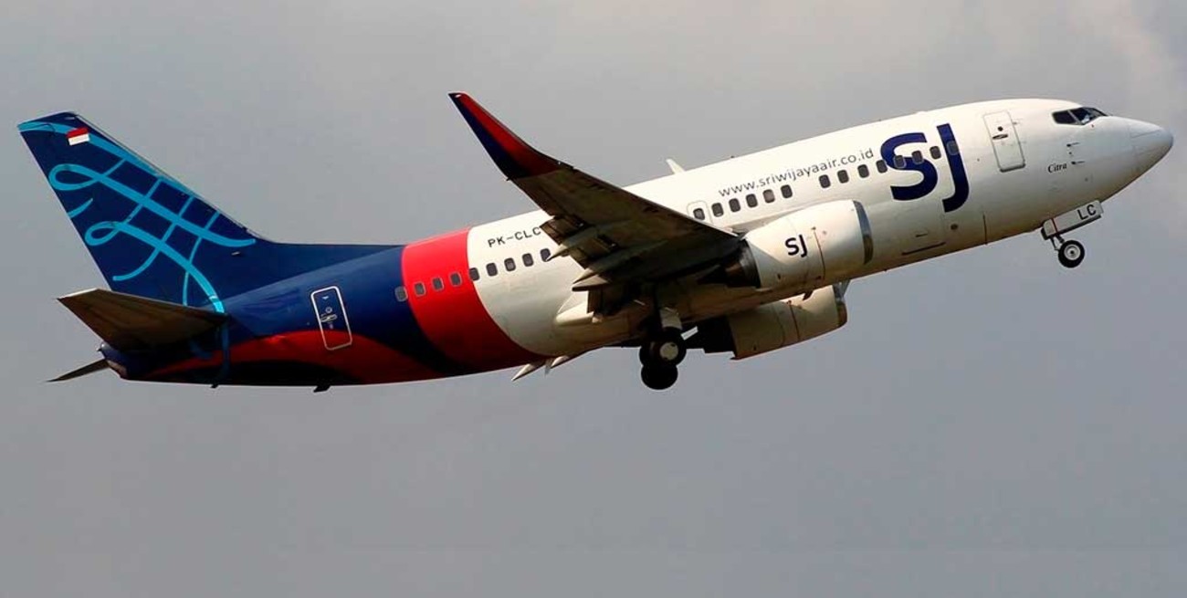 Desapareció un avión con más de 50 pasajeros en Indonesia