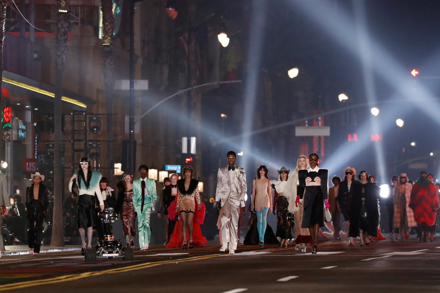 ELLITORAL_415309 |  REUTERS. Models walk on Hollywood Blvd at the conclusion of the Gucci Love Parade fashion show in Los Angeles, California, U.S., November 2, 2021.   REUTERS/Mario Anzuoni